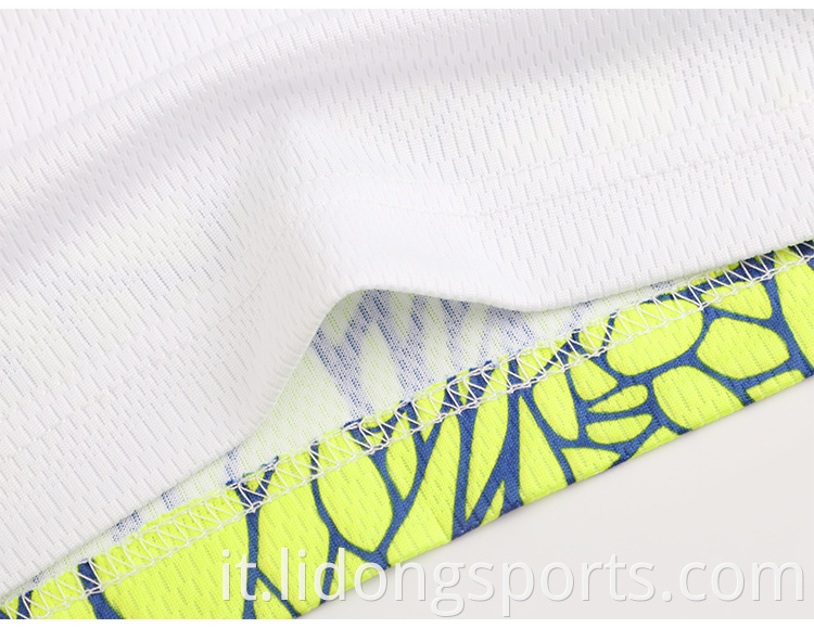 Design a basso design MOQ su misura personalizzato Sublimated Stampato Mens Basketball Tops e Shorts Custom Basketball Jersey Kits